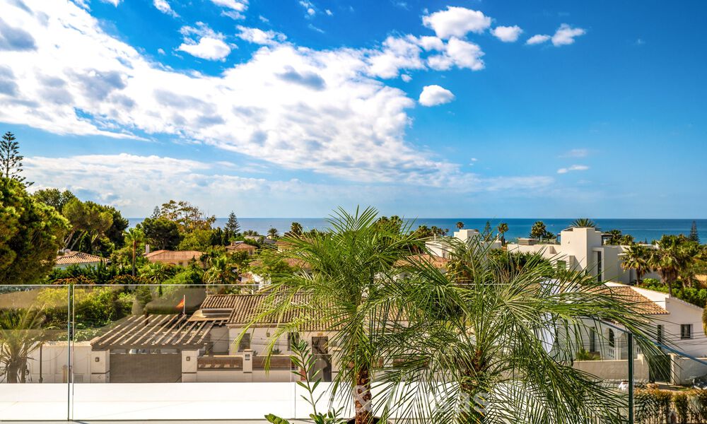 Villa haut de gamme en bord de plage avec toit-terrasse et jacuzzi avec vue sur la mer à vendre à l’est du centre de Marbella 799205