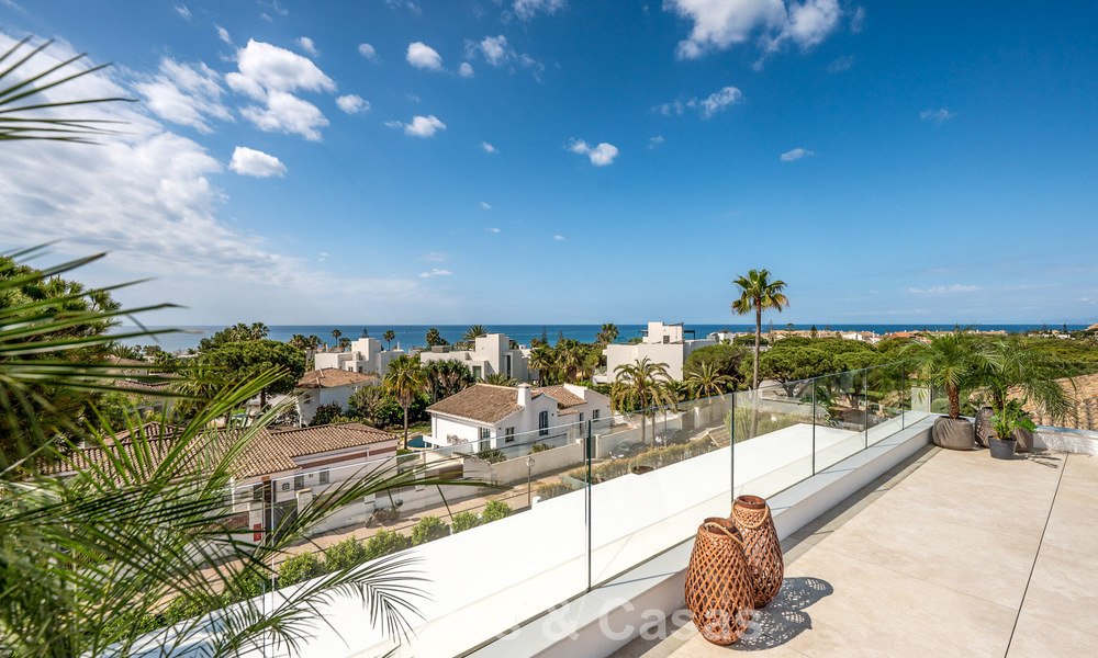 Villa haut de gamme en bord de plage avec toit-terrasse et jacuzzi avec vue sur la mer à vendre à l’est du centre de Marbella 799206