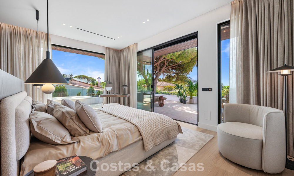 Villa haut de gamme en bord de plage avec toit-terrasse et jacuzzi avec vue sur la mer à vendre à l’est du centre de Marbella 799208