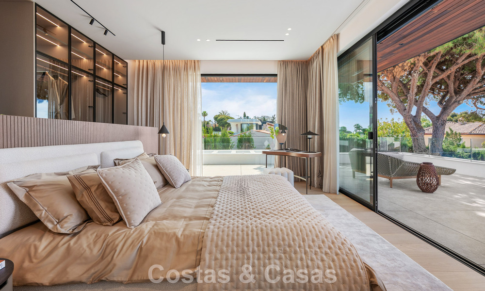 Villa haut de gamme en bord de plage avec toit-terrasse et jacuzzi avec vue sur la mer à vendre à l’est du centre de Marbella 799209