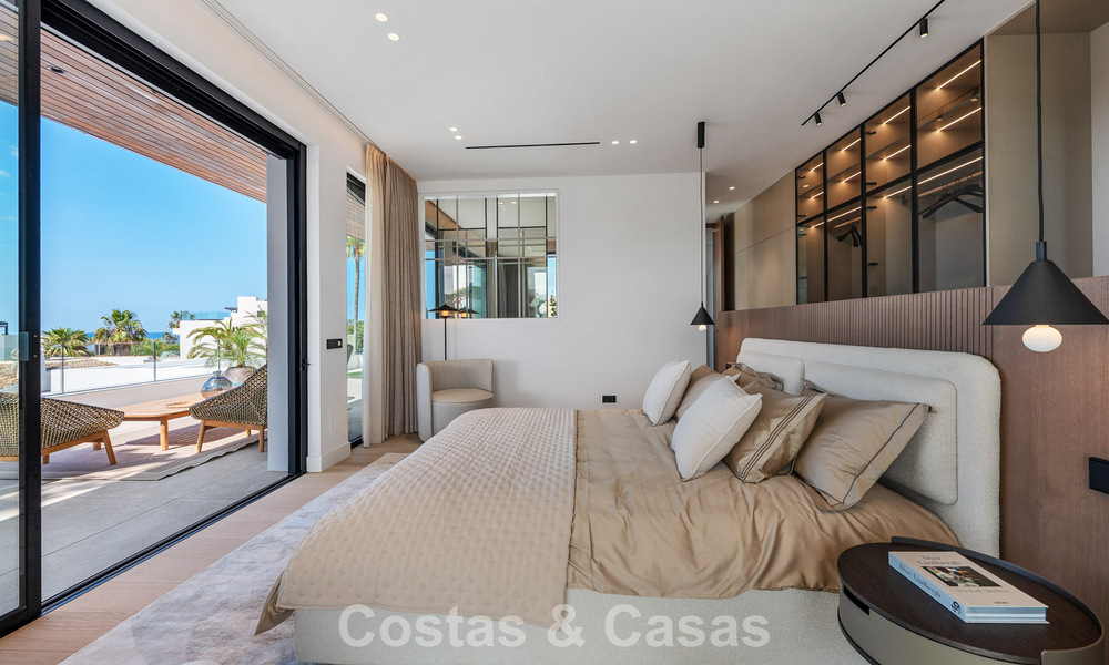 Villa haut de gamme en bord de plage avec toit-terrasse et jacuzzi avec vue sur la mer à vendre à l’est du centre de Marbella 799211