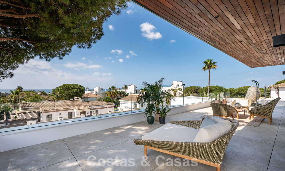 Villa haut de gamme en bord de plage avec toit-terrasse et jacuzzi avec vue sur la mer à vendre à l’est du centre de Marbella 799216