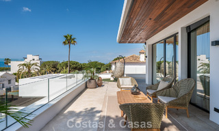 Villa haut de gamme en bord de plage avec toit-terrasse et jacuzzi avec vue sur la mer à vendre à l’est du centre de Marbella 799217 