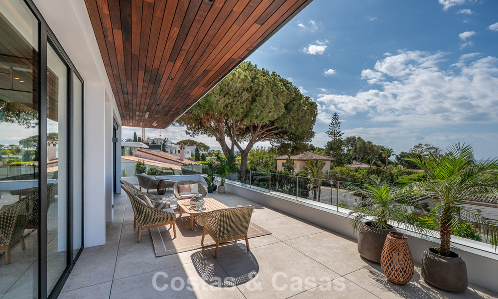 Villa haut de gamme en bord de plage avec toit-terrasse et jacuzzi avec vue sur la mer à vendre à l’est du centre de Marbella 799219