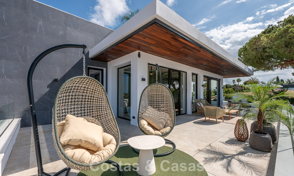 Villa haut de gamme en bord de plage avec toit-terrasse et jacuzzi avec vue sur la mer à vendre à l’est du centre de Marbella 799220