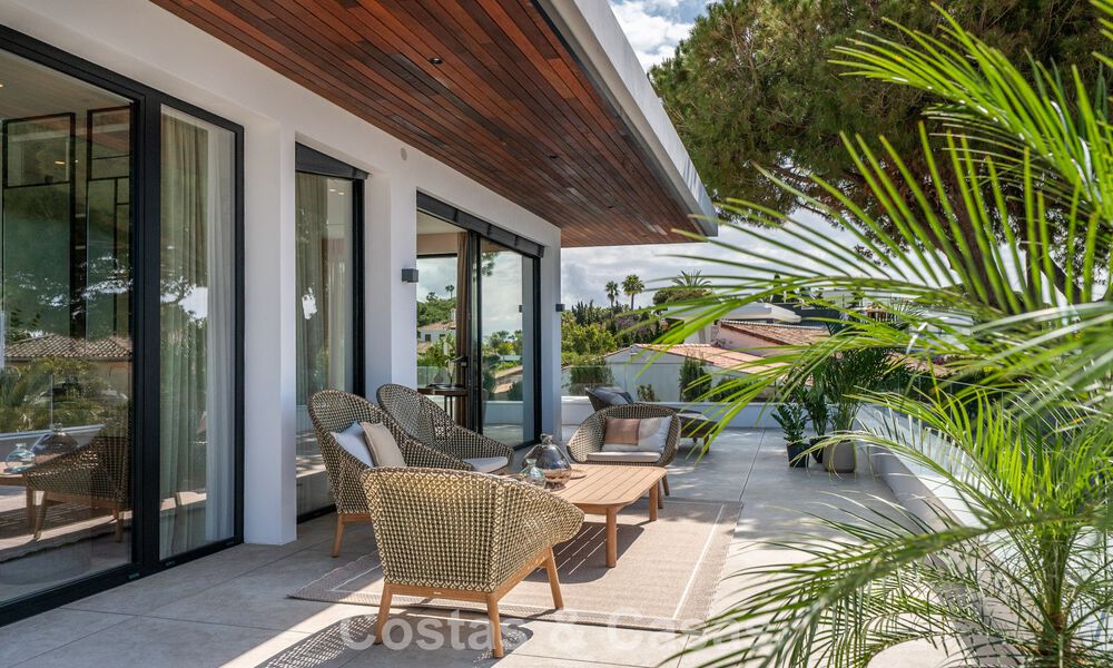 Villa haut de gamme en bord de plage avec toit-terrasse et jacuzzi avec vue sur la mer à vendre à l’est du centre de Marbella 799221