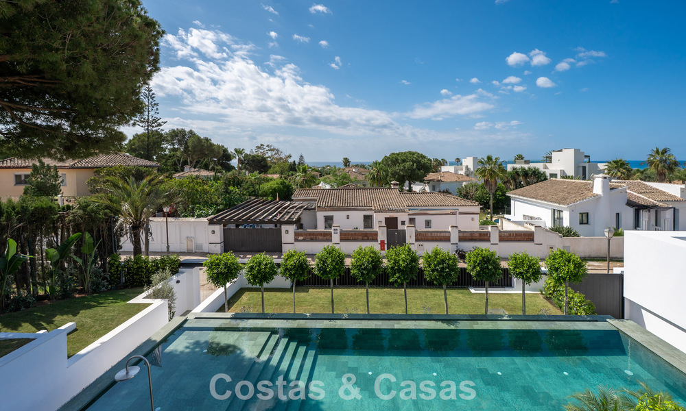 Villa haut de gamme en bord de plage avec toit-terrasse et jacuzzi avec vue sur la mer à vendre à l’est du centre de Marbella 799222