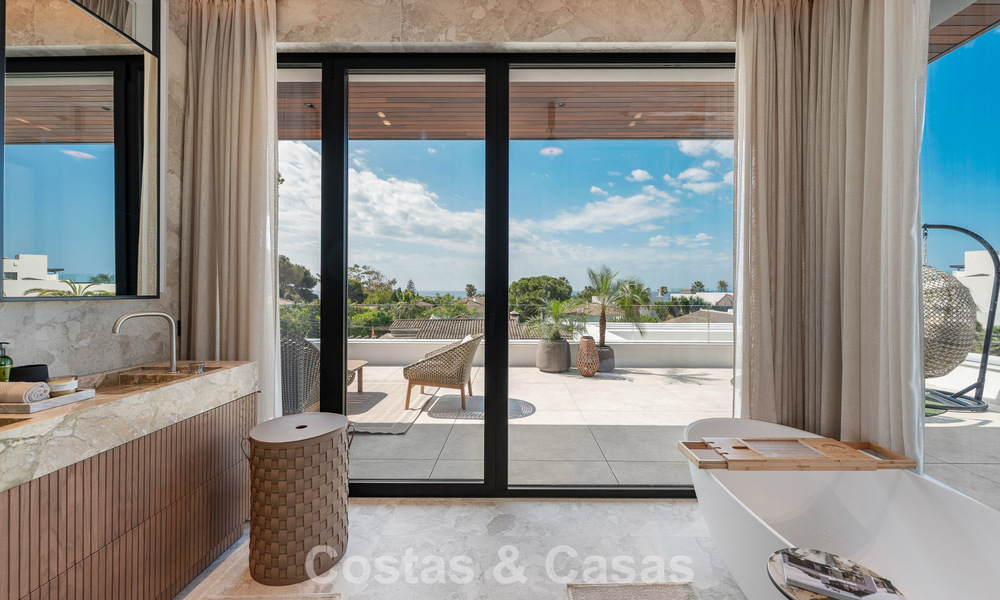 Villa haut de gamme en bord de plage avec toit-terrasse et jacuzzi avec vue sur la mer à vendre à l’est du centre de Marbella 799224