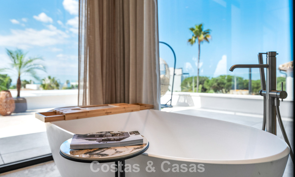 Villa haut de gamme en bord de plage avec toit-terrasse et jacuzzi avec vue sur la mer à vendre à l’est du centre de Marbella 799226