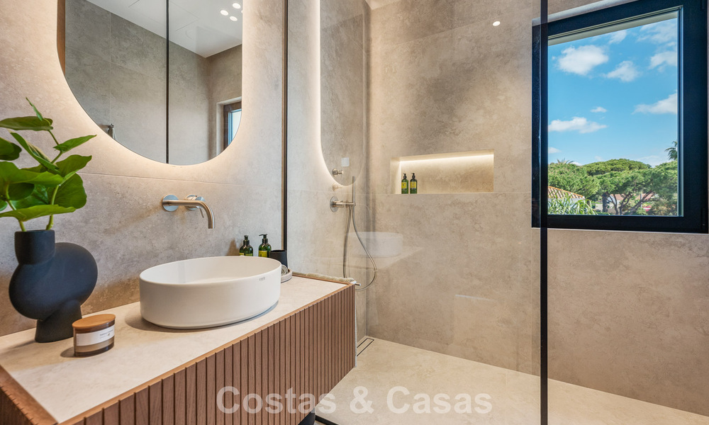 Villa haut de gamme en bord de plage avec toit-terrasse et jacuzzi avec vue sur la mer à vendre à l’est du centre de Marbella 799231