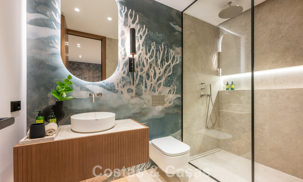 Villa haut de gamme en bord de plage avec toit-terrasse et jacuzzi avec vue sur la mer à vendre à l’est du centre de Marbella 799236