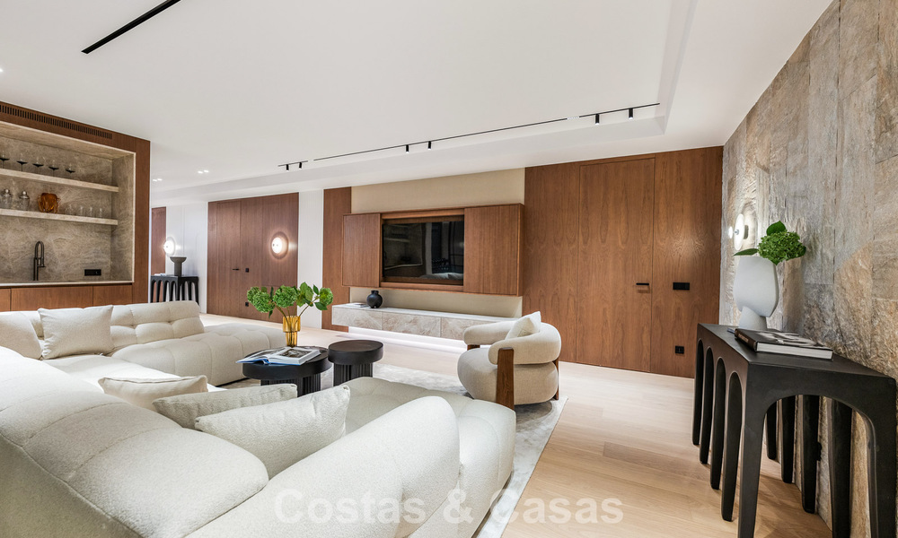 Villa haut de gamme en bord de plage avec toit-terrasse et jacuzzi avec vue sur la mer à vendre à l’est du centre de Marbella 799249
