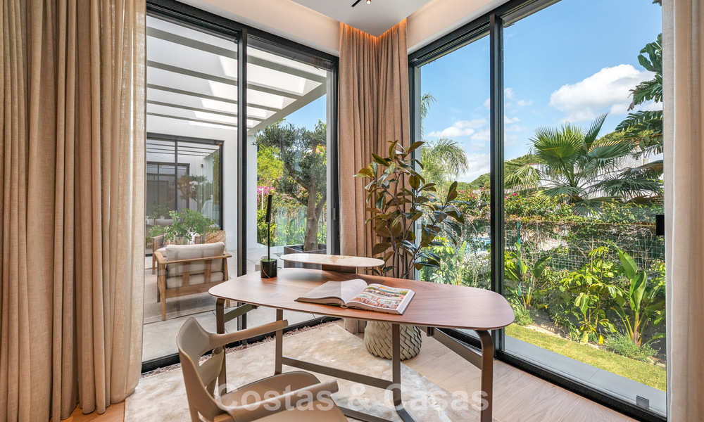 Villa haut de gamme en bord de plage avec toit-terrasse et jacuzzi avec vue sur la mer à vendre à l’est du centre de Marbella 799263