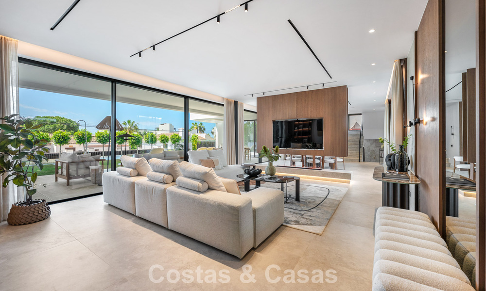 Villa haut de gamme en bord de plage avec toit-terrasse et jacuzzi avec vue sur la mer à vendre à l’est du centre de Marbella 799267