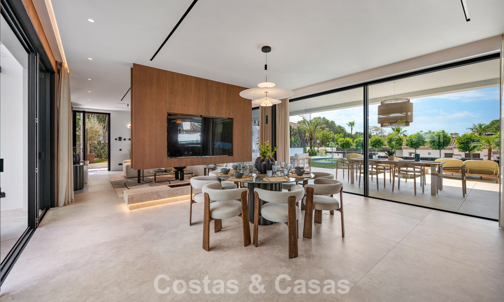 Villa haut de gamme en bord de plage avec toit-terrasse et jacuzzi avec vue sur la mer à vendre à l’est du centre de Marbella 799272