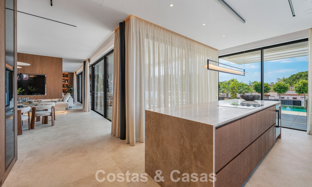 Villa haut de gamme en bord de plage avec toit-terrasse et jacuzzi avec vue sur la mer à vendre à l’est du centre de Marbella 799275