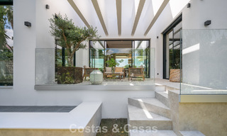 Villa haut de gamme en bord de plage avec toit-terrasse et jacuzzi avec vue sur la mer à vendre à l’est du centre de Marbella 799277 