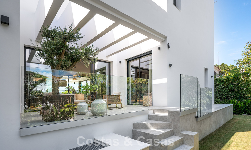 Villa haut de gamme en bord de plage avec toit-terrasse et jacuzzi avec vue sur la mer à vendre à l’est du centre de Marbella 799278