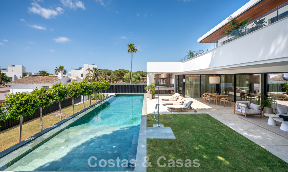 Villa haut de gamme en bord de plage avec toit-terrasse et jacuzzi avec vue sur la mer à vendre à l’est du centre de Marbella 799279