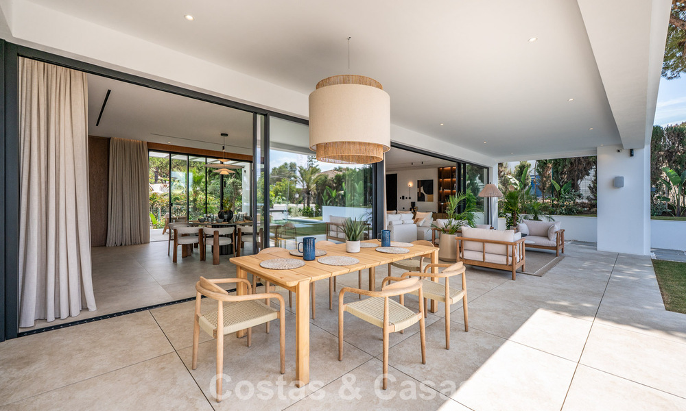Villa haut de gamme en bord de plage avec toit-terrasse et jacuzzi avec vue sur la mer à vendre à l’est du centre de Marbella 799281