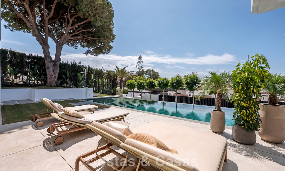 Villa haut de gamme en bord de plage avec toit-terrasse et jacuzzi avec vue sur la mer à vendre à l’est du centre de Marbella 799282