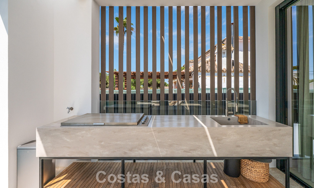 Villa haut de gamme en bord de plage avec toit-terrasse et jacuzzi avec vue sur la mer à vendre à l’est du centre de Marbella 799283