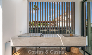 Villa haut de gamme en bord de plage avec toit-terrasse et jacuzzi avec vue sur la mer à vendre à l’est du centre de Marbella 799283 