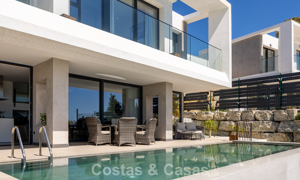 Villa moderne clé en main à vendre dans un quartier de golf prisé à proximité du centre d’Estepona 799448