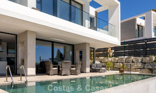 Villa moderne clé en main à vendre dans un quartier de golf prisé à proximité du centre d’Estepona 799448 
