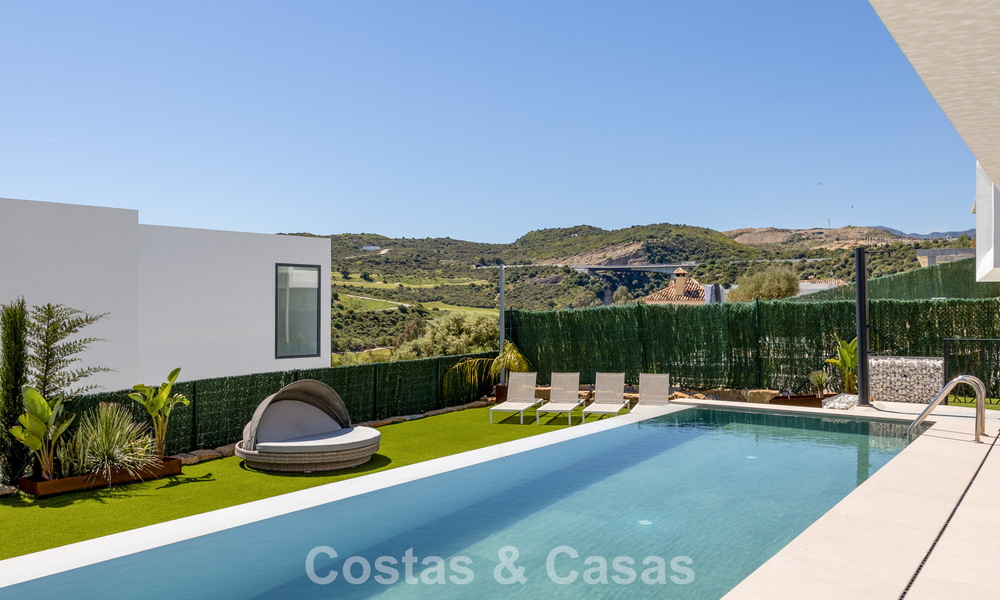 Villa moderne clé en main à vendre dans un quartier de golf prisé à proximité du centre d’Estepona 799449