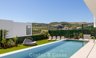 Villa moderne clé en main à vendre dans un quartier de golf prisé à proximité du centre d’Estepona 799449 