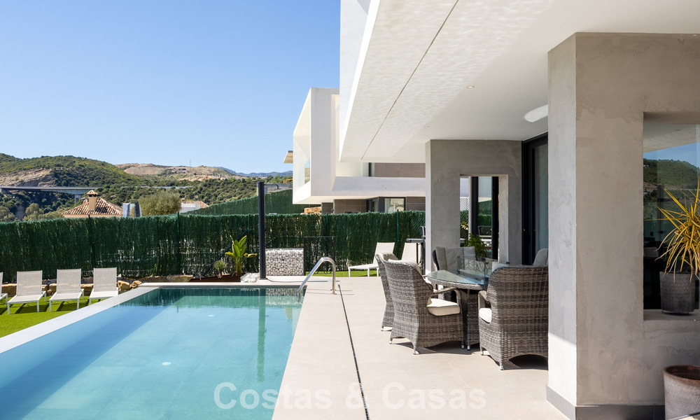 Villa moderne clé en main à vendre dans un quartier de golf prisé à proximité du centre d’Estepona 799450
