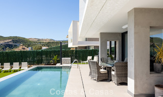 Villa moderne clé en main à vendre dans un quartier de golf prisé à proximité du centre d’Estepona 799450 