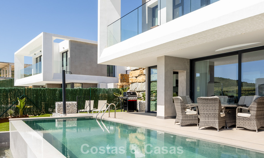 Villa moderne clé en main à vendre dans un quartier de golf prisé à proximité du centre d’Estepona 799451