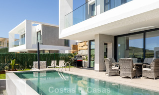 Villa moderne clé en main à vendre dans un quartier de golf prisé à proximité du centre d’Estepona 799451 