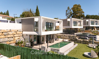 Villa moderne clé en main à vendre dans un quartier de golf prisé à proximité du centre d’Estepona 799452 
