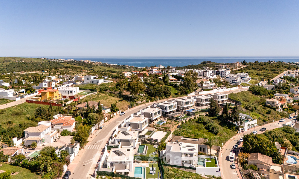 Villa moderne clé en main à vendre dans un quartier de golf prisé à proximité du centre d’Estepona 799453