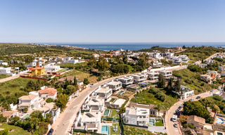 Villa moderne clé en main à vendre dans un quartier de golf prisé à proximité du centre d’Estepona 799453 