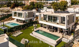 Villa moderne clé en main à vendre dans un quartier de golf prisé à proximité du centre d’Estepona 799454 