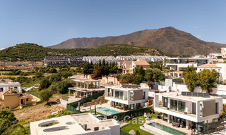 Villa moderne clé en main à vendre dans un quartier de golf prisé à proximité du centre d’Estepona 799455 
