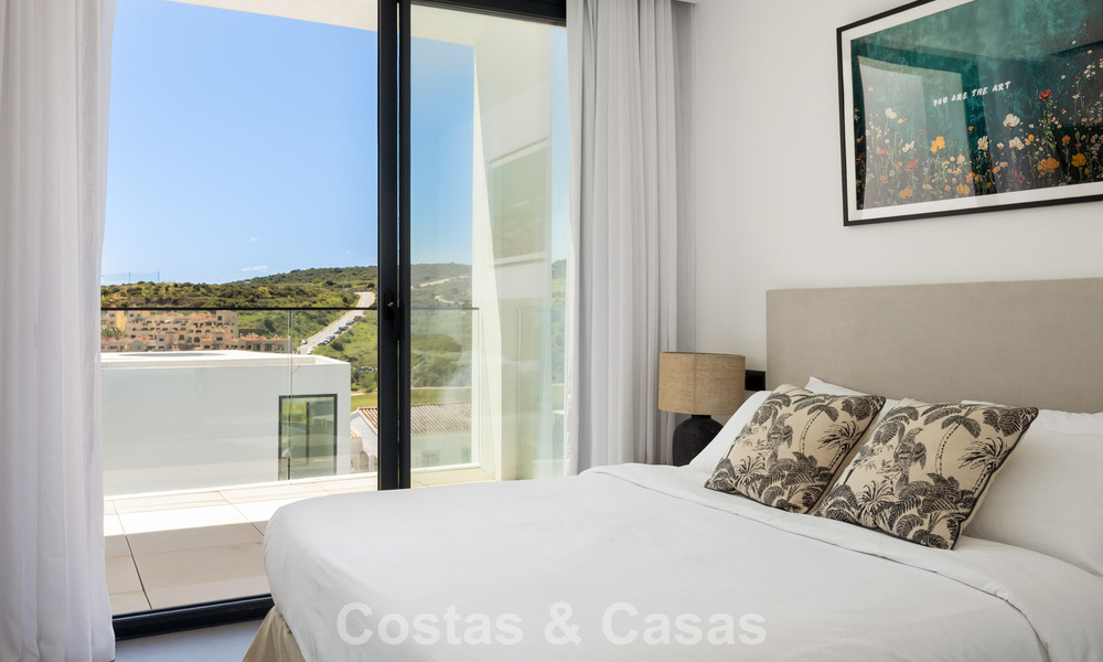 Villa moderne clé en main à vendre dans un quartier de golf prisé à proximité du centre d’Estepona 799461