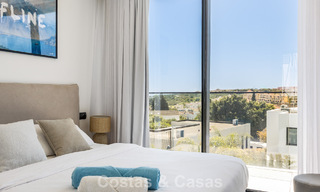 Villa moderne clé en main à vendre dans un quartier de golf prisé à proximité du centre d’Estepona 799464 