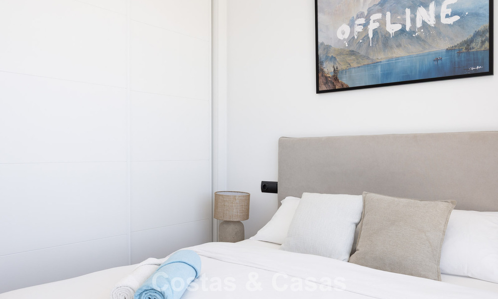 Villa moderne clé en main à vendre dans un quartier de golf prisé à proximité du centre d’Estepona 799465