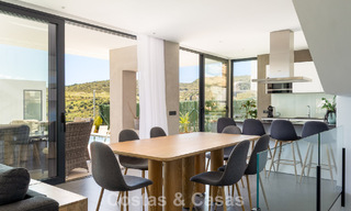 Villa moderne clé en main à vendre dans un quartier de golf prisé à proximité du centre d’Estepona 799468 