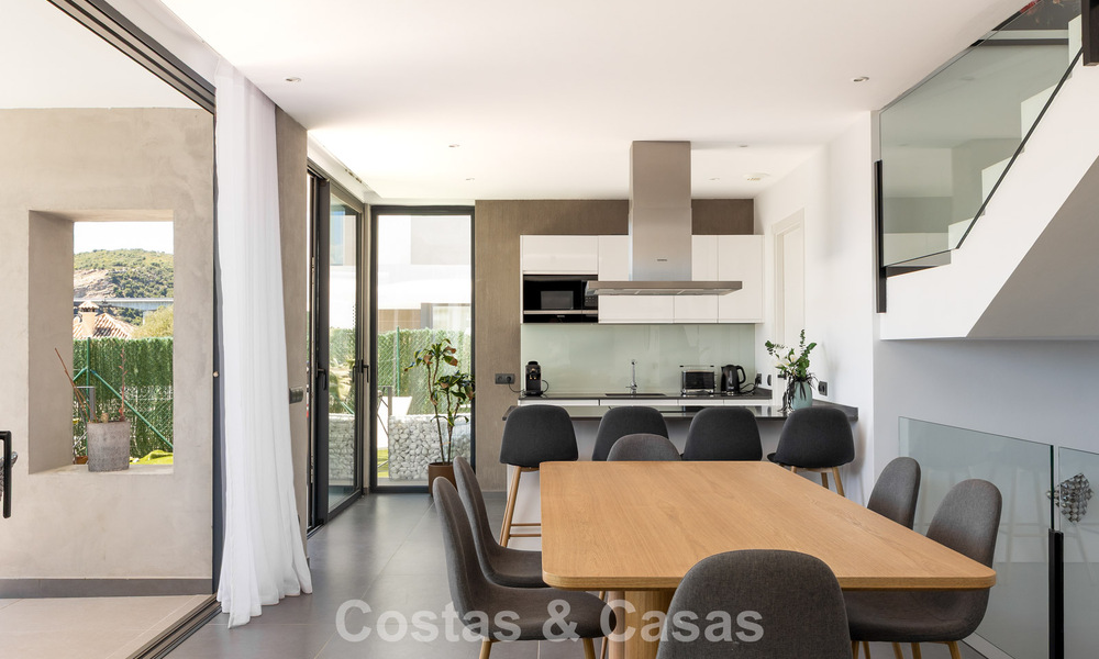 Villa moderne clé en main à vendre dans un quartier de golf prisé à proximité du centre d’Estepona 799469