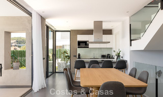 Villa moderne clé en main à vendre dans un quartier de golf prisé à proximité du centre d’Estepona 799469 