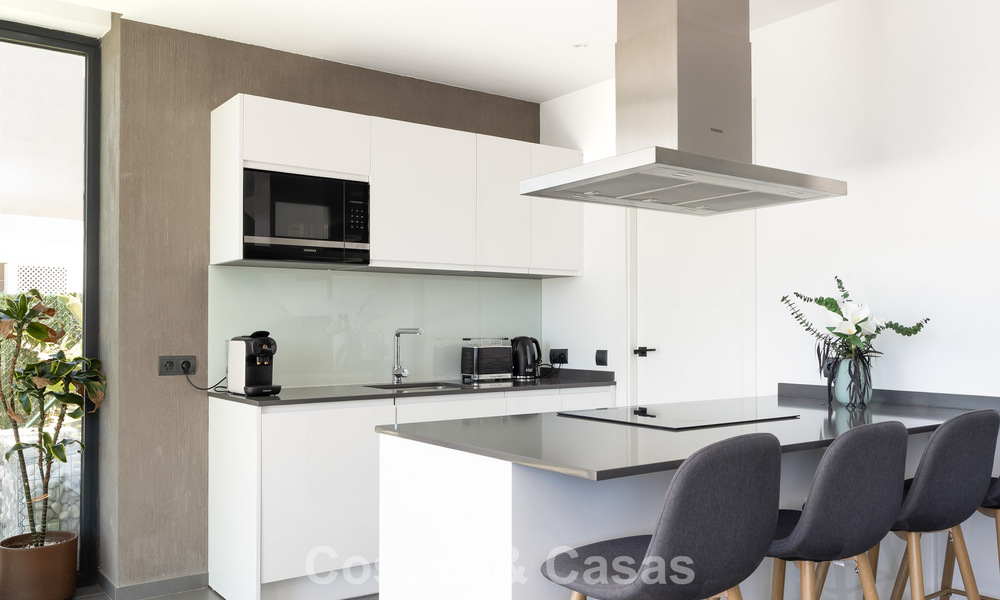 Villa moderne clé en main à vendre dans un quartier de golf prisé à proximité du centre d’Estepona 799470