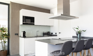 Villa moderne clé en main à vendre dans un quartier de golf prisé à proximité du centre d’Estepona 799470 