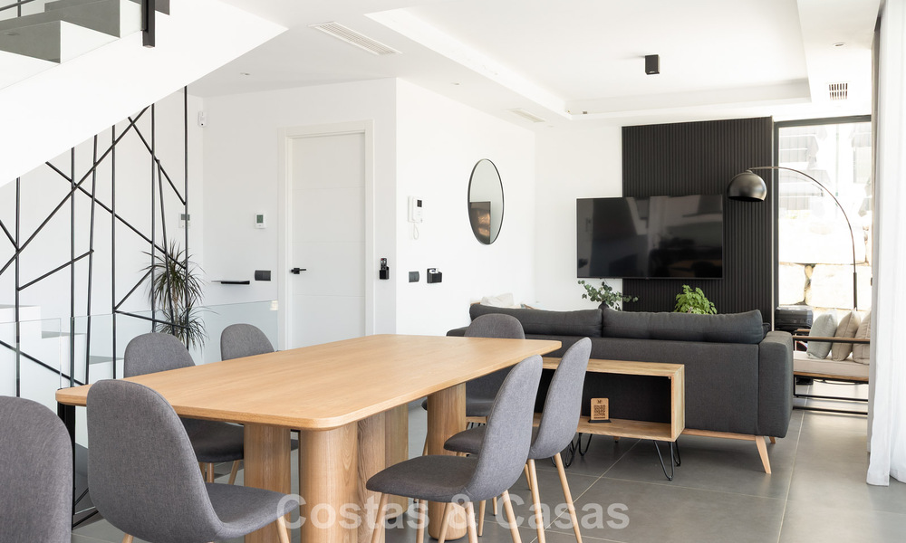 Villa moderne clé en main à vendre dans un quartier de golf prisé à proximité du centre d’Estepona 799471