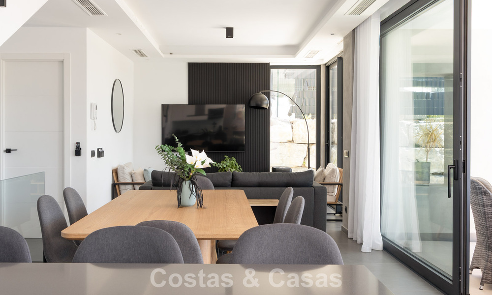 Villa moderne clé en main à vendre dans un quartier de golf prisé à proximité du centre d’Estepona 799472